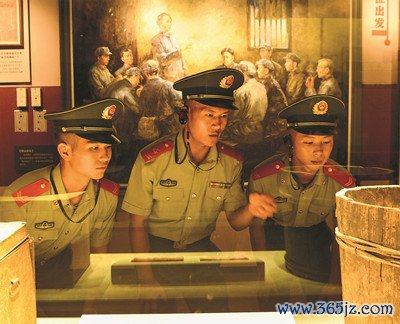 该支队战士在瑞金中央革命根据地纪念馆参观见学。